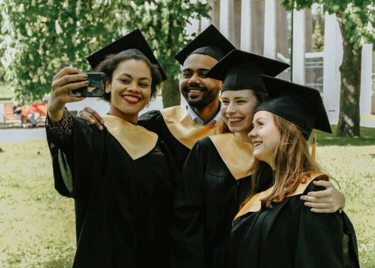 pexels-olia danilevich- diplômés se prenant en selfie - Es-tu prêt à dire adieu à la vie étudiante ?.jpg
