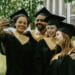 pexels-olia danilevich- diplômés se prenant en selfie - Es-tu prêt à dire adieu à la vie étudiante ?.jpg