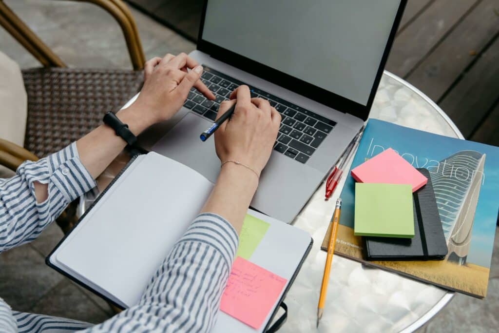pexels-pavel danilyuk- femme prend des notes - Faire ses synthèses à la main ou à l’ordinateur ?.jpg
