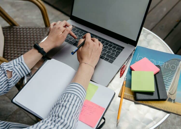 pexels-pavel danilyuk- femme prend des notes - Faire ses synthèses à la main ou à l’ordinateur ?.jpg