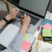 pexels-pavel danilyuk- femme prend des notes - Faire ses synthèses à la main ou à l’ordinateur ?.jpg