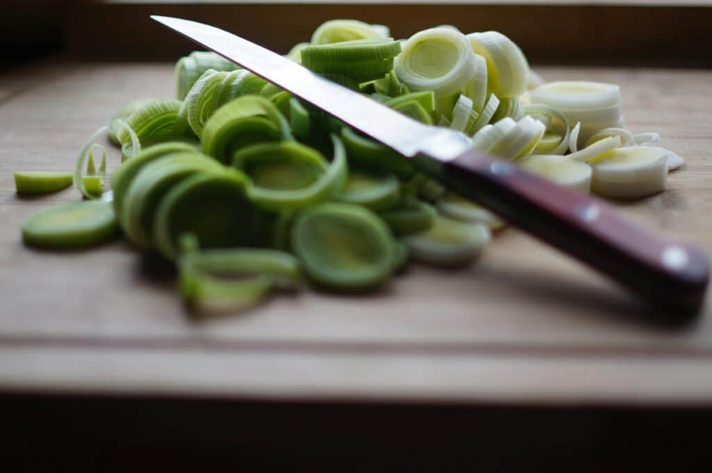 pexels-pixabay-poireaux sur une planche avec un couteau-4 recettes avec des poireaux