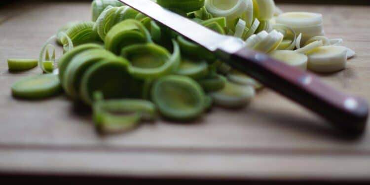 pexels-pixabay-poireaux sur une planche avec un couteau-4 recettes avec des poireaux