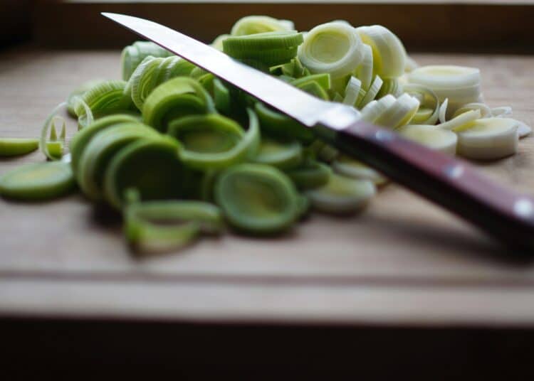 pexels-pixabay-poireaux sur une planche avec un couteau-4 recettes avec des poireaux