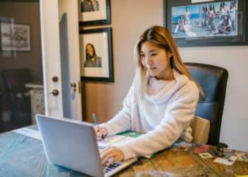 pexels-rdne- étudiante derrière un pc chez elle - Comment suivre son cursus quand on décide de faire des études à distance ?.jpg