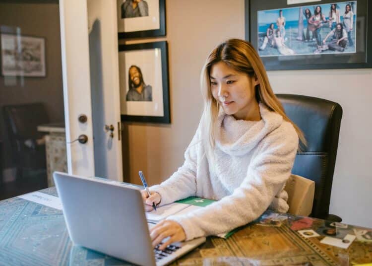 pexels-rdne- étudiante derrière un pc chez elle - Comment suivre son cursus quand on décide de faire des études à distance ?.jpg