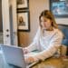 pexels-rdne- étudiante derrière un pc chez elle - Comment suivre son cursus quand on décide de faire des études à distance ?.jpg