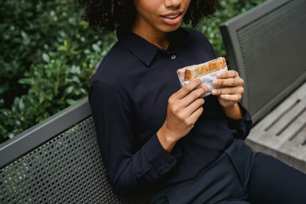 pexels-roberto-hund-femme tenant un sandwich dans ses mains-Où manger sur ton temps de midi à Namur