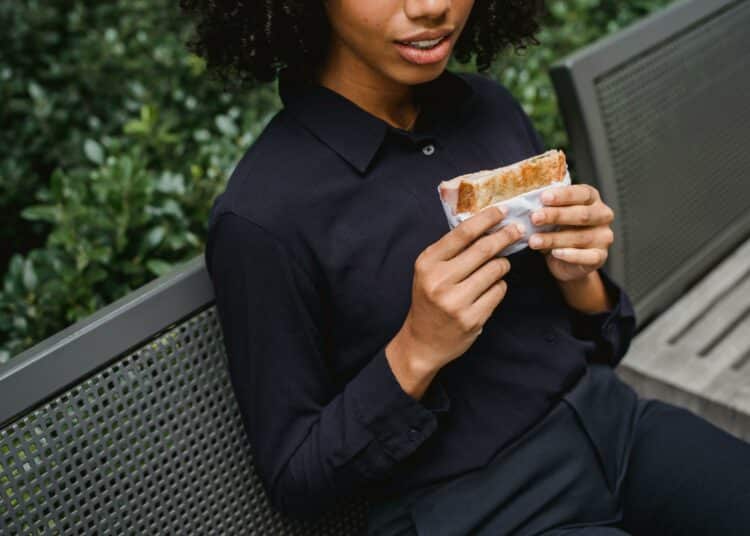 pexels-roberto-hund-femme tenant un sandwich dans ses mains-Où manger sur ton temps de midi à Namur