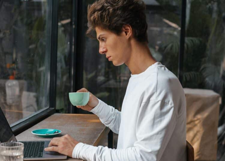 pexels-roman odintsov- homme boit café- 5 endroits pour étudier sans aller à la bibliothèque.jpg