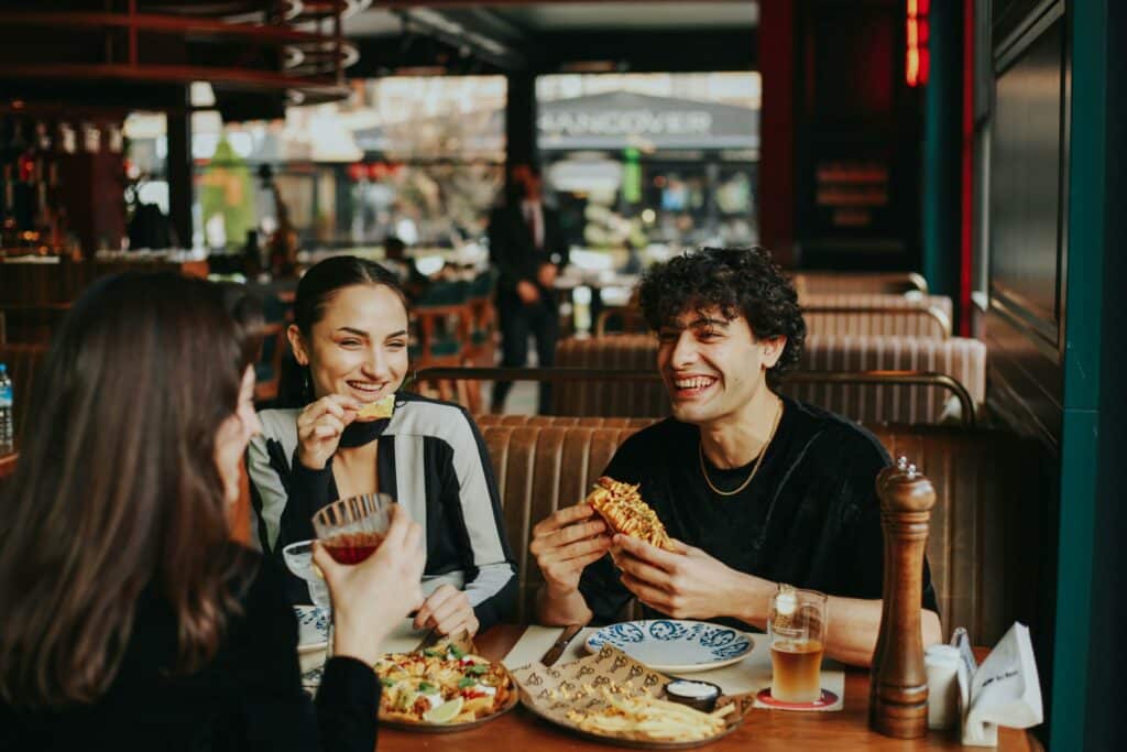 pexels-tahaasamett-amis qui mangent - 3 restos à absolument tester à Mons.jpg