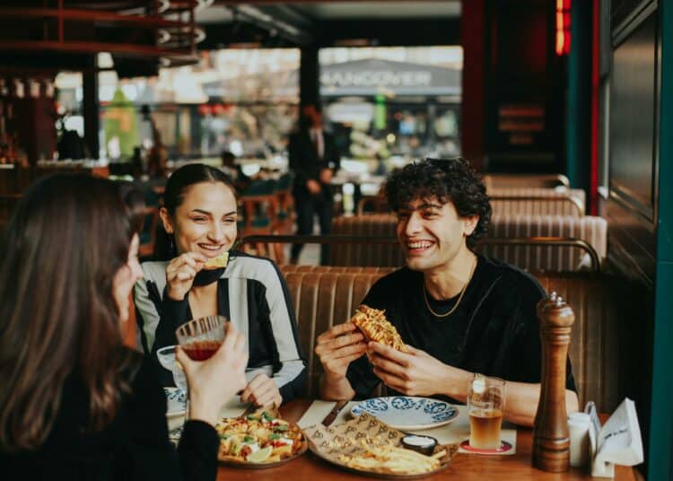 pexels-tahaasamett-amis qui mangent - 3 restos à absolument tester à Mons.jpg