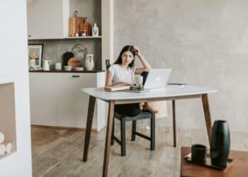 pexels-vlada-karpovich-femme-cafe-tasse-ordinateur-portable-Pourquoi le Nouvel An, c'est surcoté chez les étudiants