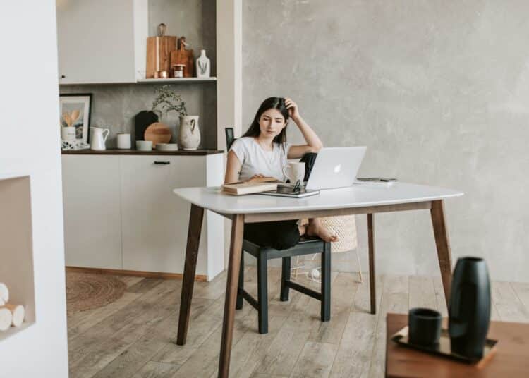 pexels-vlada-karpovich-femme-cafe-tasse-ordinateur-portable-Pourquoi le Nouvel An, c'est surcoté chez les étudiants