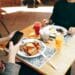 pexels-wildlittlethingsphoto-amis-ensemble-en-train-de-bruncher-les-meilleurs-brunchs-a-tester-a-Bruxelles-scaled.jpg