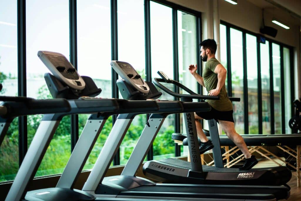 pexels-willpicturethis- homme sur tapis roulant - comment se motiver à aller à la salle de sport en hiver ?.jpg