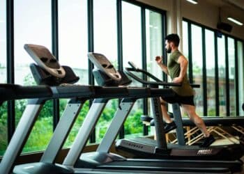 pexels-willpicturethis- homme sur tapis roulant - comment se motiver à aller à la salle de sport en hiver ?.jpg