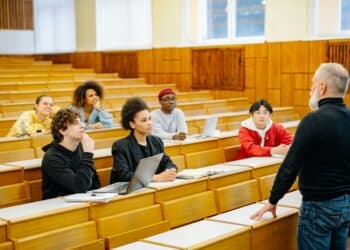 pexels-yankrukov- étudiants en cours - Pourquoi opter pour des cours du soir ?.jpg