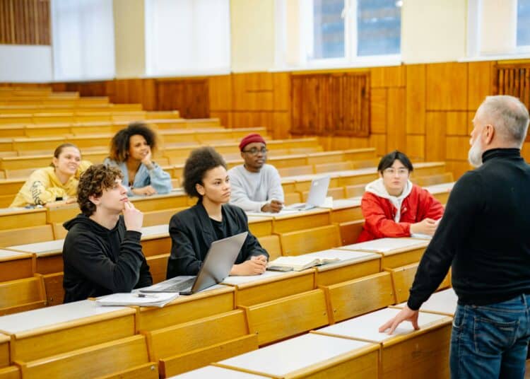 pexels-yankrukov- étudiants en cours - Pourquoi opter pour des cours du soir ?.jpg