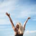 Freepik - femme lève les bras en l'air heureuse - Comment sortir de ta zone de confort en 2025 ? .jpg