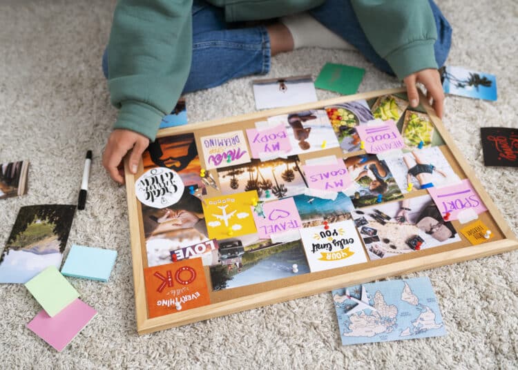 Freepik - femme qui crée son vision board - Comment le vision board va t'aider à réaliser tes projets en 2025.jpg