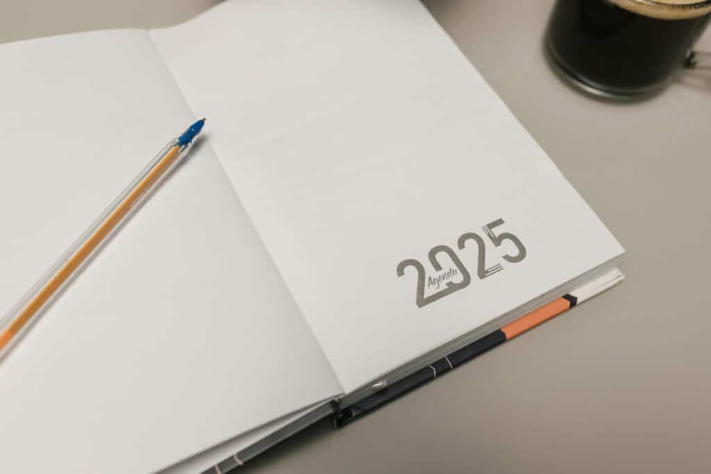 pexels-bertellifotografia- agenda 2025 avec un bic - Comment prendre soin de sa santé mentale en 2025 ?.jpg
