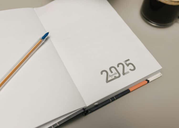 pexels-bertellifotografia- agenda 2025 avec un bic - Comment prendre soin de sa santé mentale en 2025 ?.jpg
