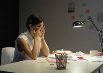 pexels-cottonbro- femme fatiguée à son bureau - Comment réussir un examen même si tu n'as presque pas étudié ?.jpg