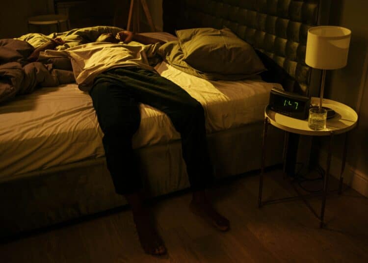 pexels-cottonbro-personne qui dort sur le côté après une soirée-8 astuces pour se lever pour aller en cours un lendemain de soirée