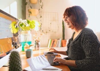 pexels-cristian-rojas-étudiante devant son ordinateur - 3 techniques d’études imparables