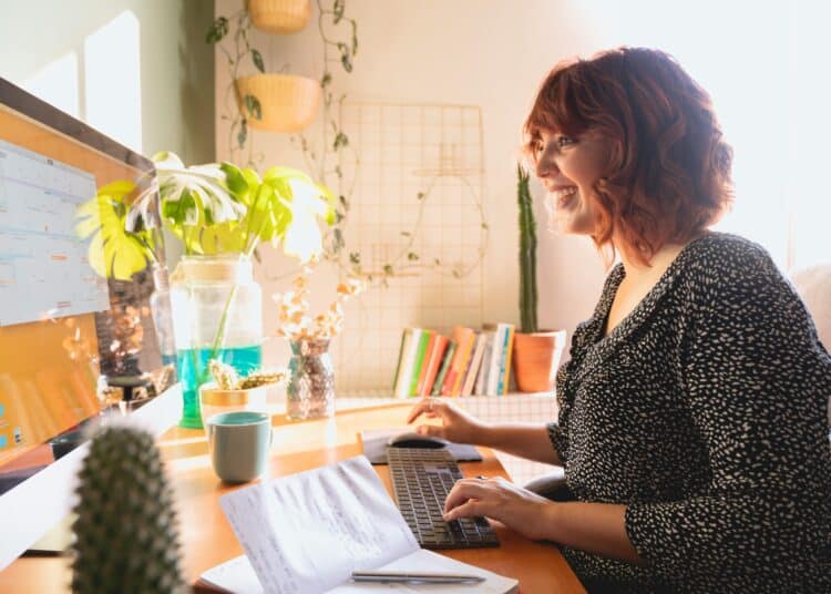 pexels-cristian-rojas-étudiante devant son ordinateur - 3 techniques d’études imparables 