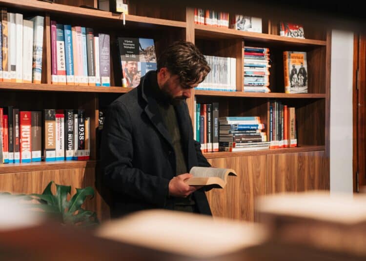 pexels-emre-simsek-calendrier avent 14 - Les playlists de « bruits de café » et de « bibliothèque » comme stimulants