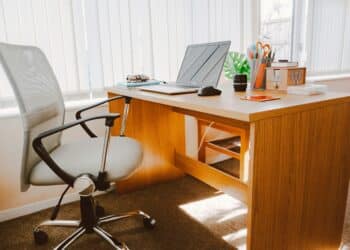 pexels-fotios-photos-chambre d'étudiant rangée - Comment ranger son espace de travail en moins de 10 minutes