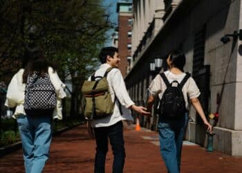 pexels-george-pak-étudiant en vacances - Les destinations pas chères pour partir entre potes en 2025
