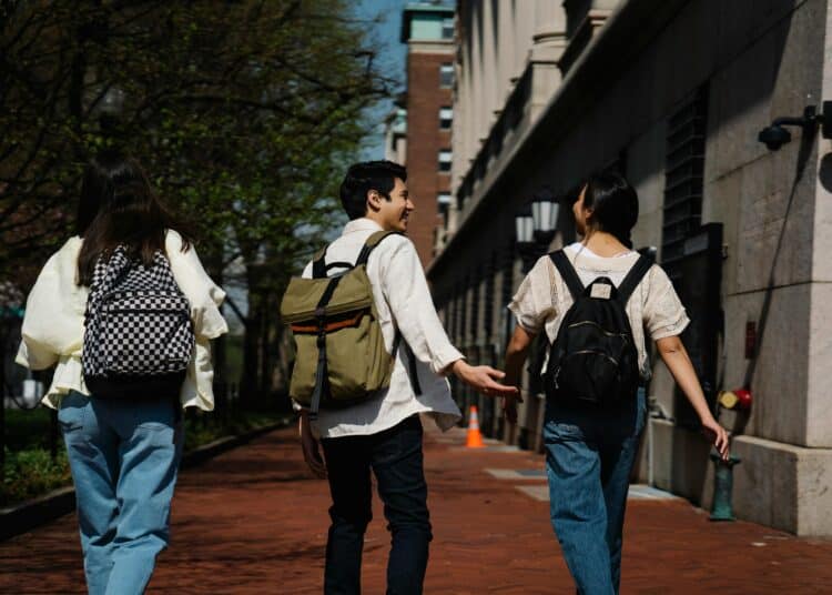 pexels-george-pak-étudiant en vacances - Les destinations pas chères pour partir entre potes en 2025 