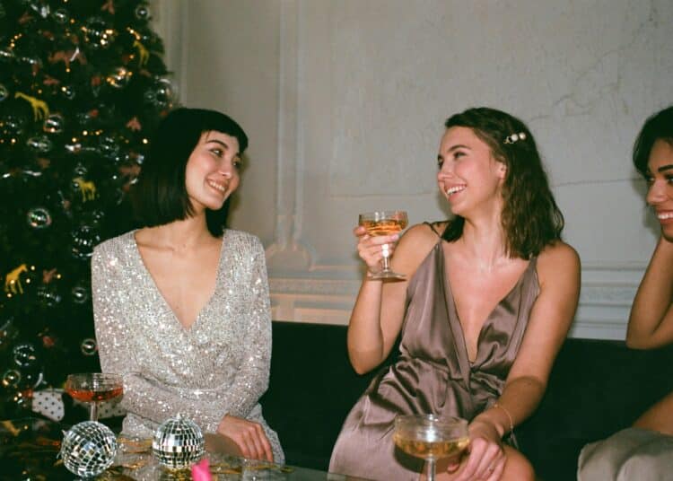 pexels-inga-sv-femmes-buvant-un-verre-au-nouvel-an-Comment-organiser-une-soiree-du-Nouvel-An-sans-se-ruiner--scaled.jpg