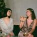 pexels-inga-sv-femmes-buvant-un-verre-au-nouvel-an-Comment-organiser-une-soiree-du-Nouvel-An-sans-se-ruiner--scaled.jpg
