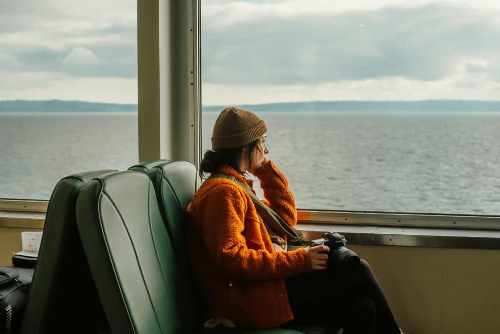 pexels-josh-hild-étudiante au pull orange voyageant seule-Où partir en City-trip pendant la semaine blanche ?