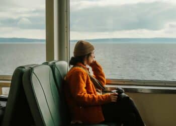 pexels-josh-hild-étudiante au pull orange voyageant seule-Où partir en City-trip pendant la semaine blanche ?