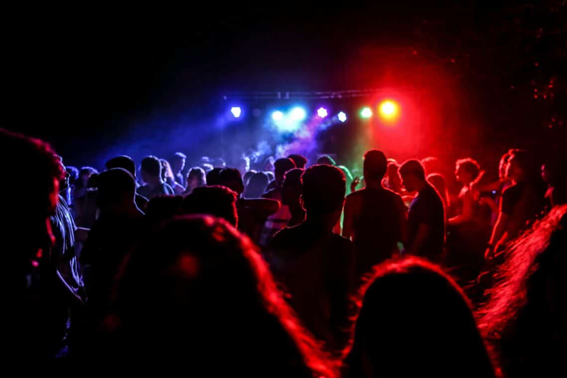 pexels-maorattias-6 onmisbare items voor studenten tijdens het uitgaan (1)