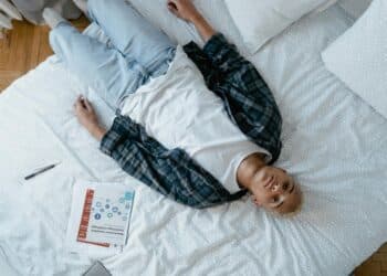pexels-mart-production-jeune allongé sur son lit avec des cours-Pourquoi le premier jour du Q2 est d’office un mauvais jour ?