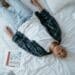 pexels-mart-production-jeune allongé sur son lit avec des cours-Pourquoi le premier jour du Q2 est d’office un mauvais jour ?