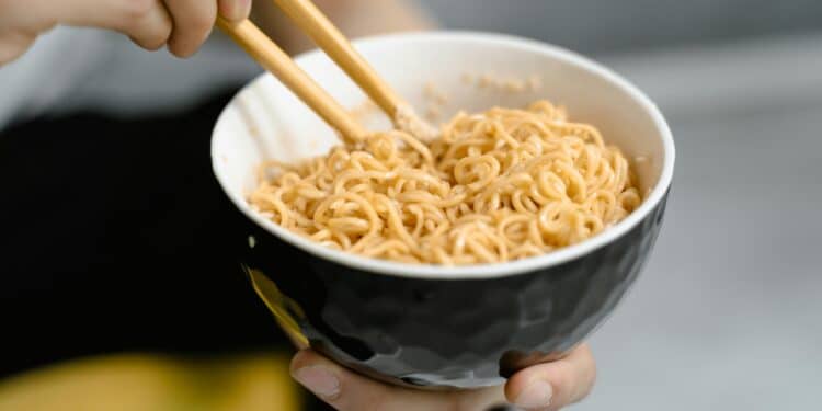 pexels-mart-production-quelqu'un qui a un bol de nouille dans les mains-7 arguments pour manger des nouilles plus souvent au kot