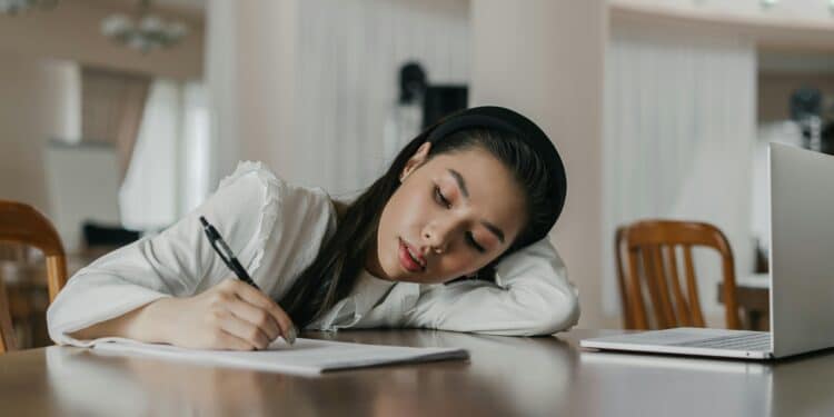 pexels-mikhail nilov- femme allongée sur bureau - Comment les deadlines te permettent d'être plus productif ?.jpg