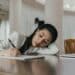 pexels-mikhail nilov- femme allongée sur bureau - Comment les deadlines te permettent d'être plus productif ?.jpg