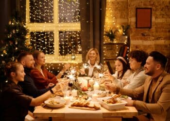pexels-nicole michalou- famille dîne ensemble - Pourquoi fêter Nouvel An avec sa famille plutôt que de sortir avec ses potes ?.jpg