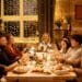 pexels-nicole michalou- famille dîne ensemble - Pourquoi fêter Nouvel An avec sa famille plutôt que de sortir avec ses potes ?.jpg