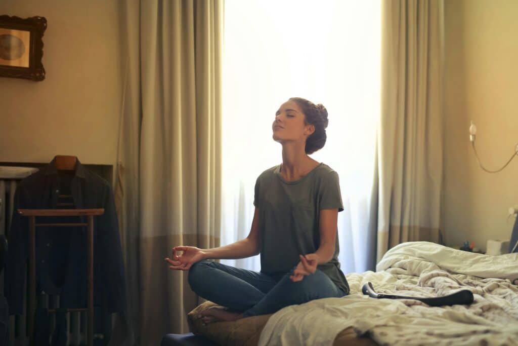 pexels-olly- étudiante qui médite - Les bienfaits de la méditation pour te préparer mentalement à un examen