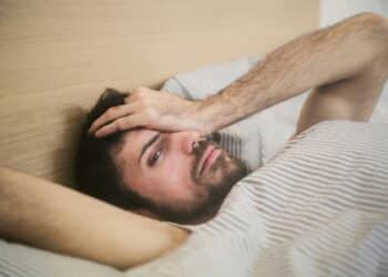 pexels-olly-jeune homme qui a du mal à se réveiller-8 astuces pour récupérer après une guindaille