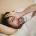pexels-olly-jeune homme qui a du mal à se réveiller-8 astuces pour récupérer après une guindaille